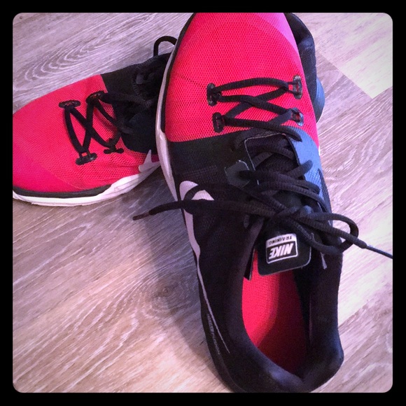 Like NEW NIKE Training Dual Fusion 10 Red N Black - Picture 4 of 8